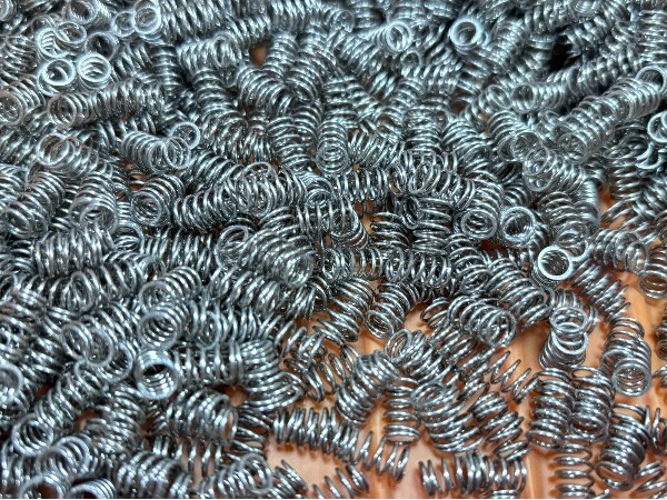 小彈簧如何實現自動擺盤？唯思特整列機為你揭秘