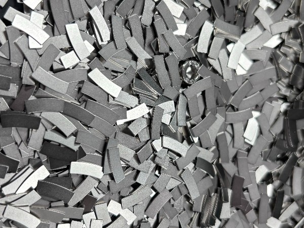 無線充磁鐵如何快速擺盤？整列機帶您揭開自動化擺盤的序幕