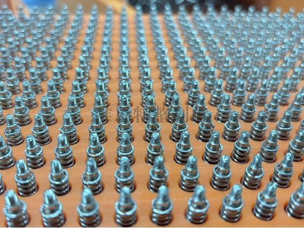 彈簧和螺釘如何用唯思特整列機排列組合在一起？