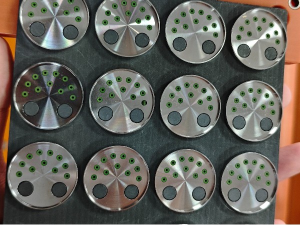 唯思特整列機驅動的玻珠引線蓋板高效人機協同解決方案