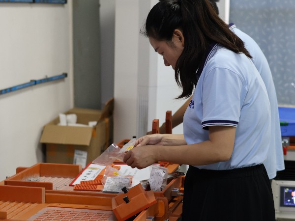 人工擺盤零件與機器擺盤零件有什么區別？