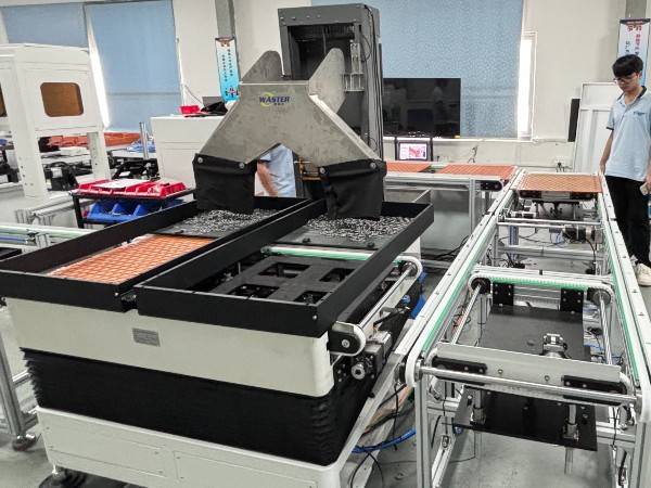 金屬彈簧扣（鑰匙扣）高效精密擺盤解決方案：為后道工藝奠定完美基礎