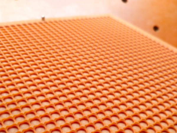 唯思特整列機(jī)核心奧秘：精密治具板，如何雕琢零件整齊陣列？