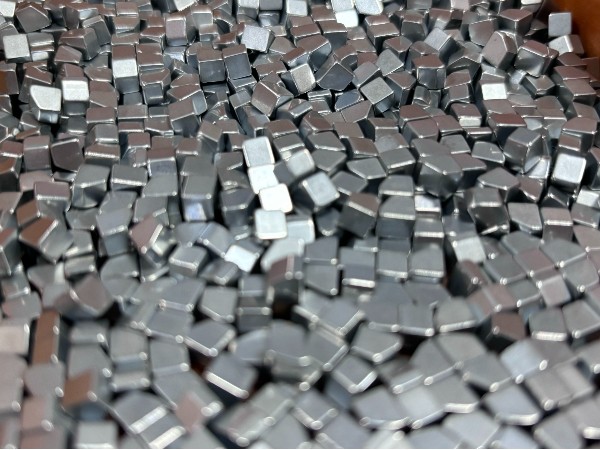 異形磁鐵有沒有機器可以實現自動擺盤？